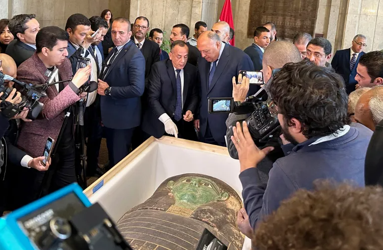 США вернули Египту саркофаг