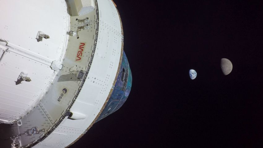 Космическая капсула НАСА «Орион» миссия над поверхностью Луны успешно вернулась