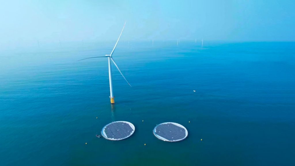 В Китае запустили первую в мире морскую плавучую солнечную энергию