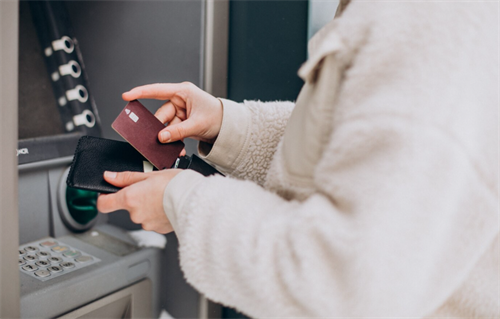 Все больше женщин получают доступ к банковским услугам