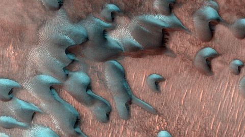 Изображения НАСА демонстрируют жуткую красоту зимы на Марсе
