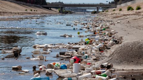 CNN предлагает способы сократить потребление пластика, из-за климатических проблем 