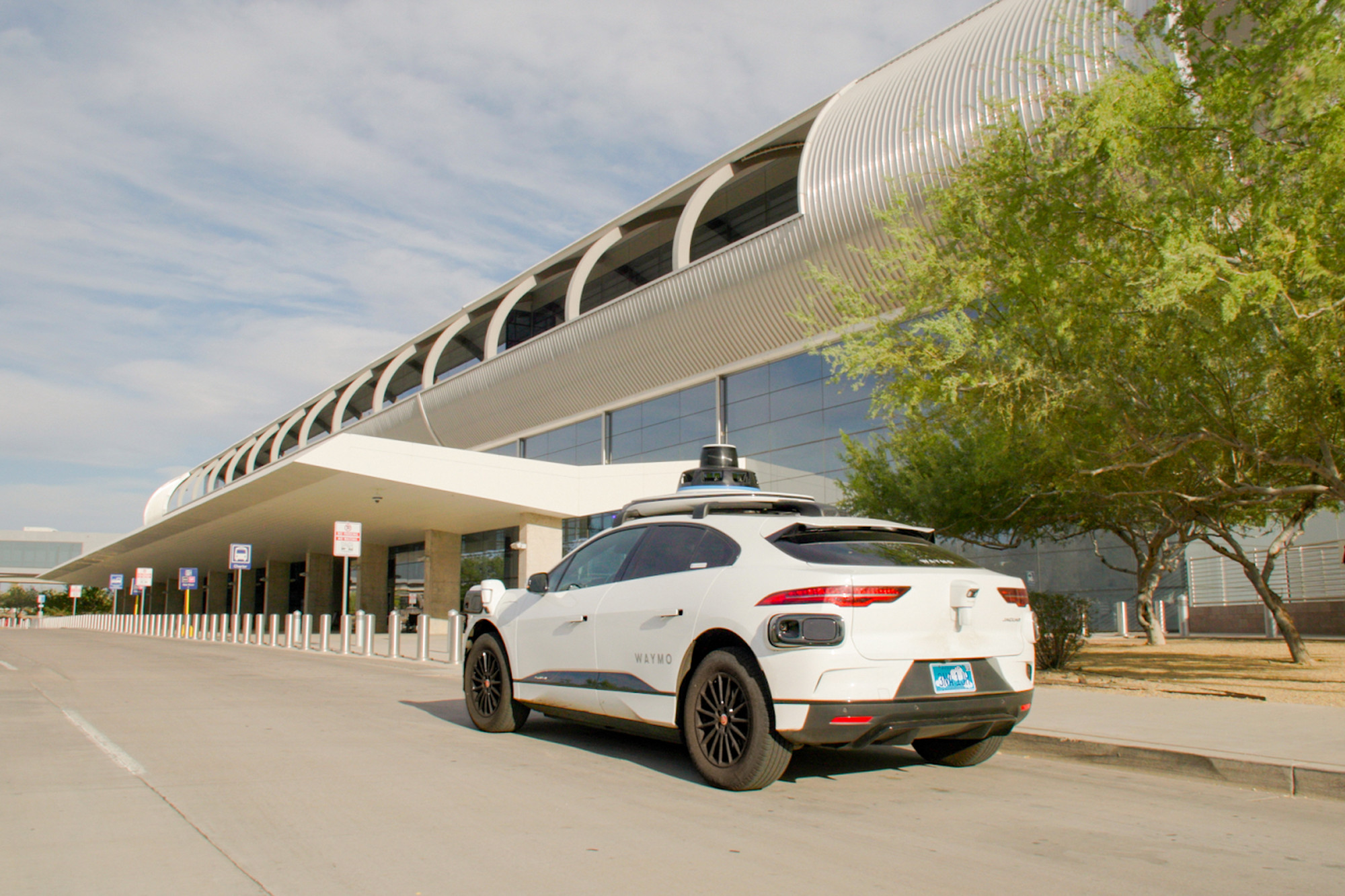 В аэропортах США стали использовать беспилотные автомобили Waymo