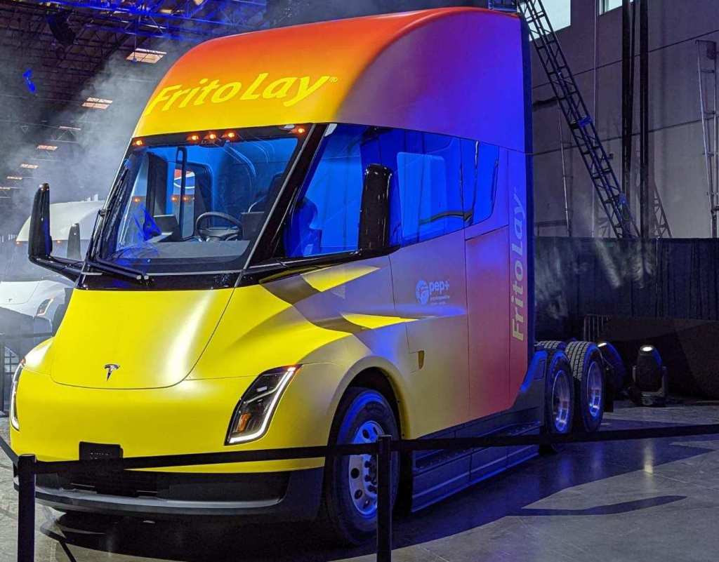 Tesla впервые представила электрический грузовик PepsiCo