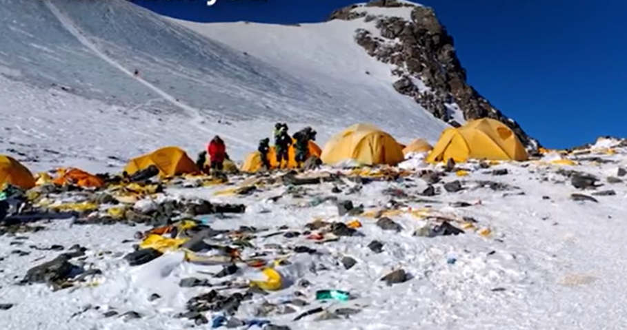 Непальские военные начинают ежегодную уборку горы